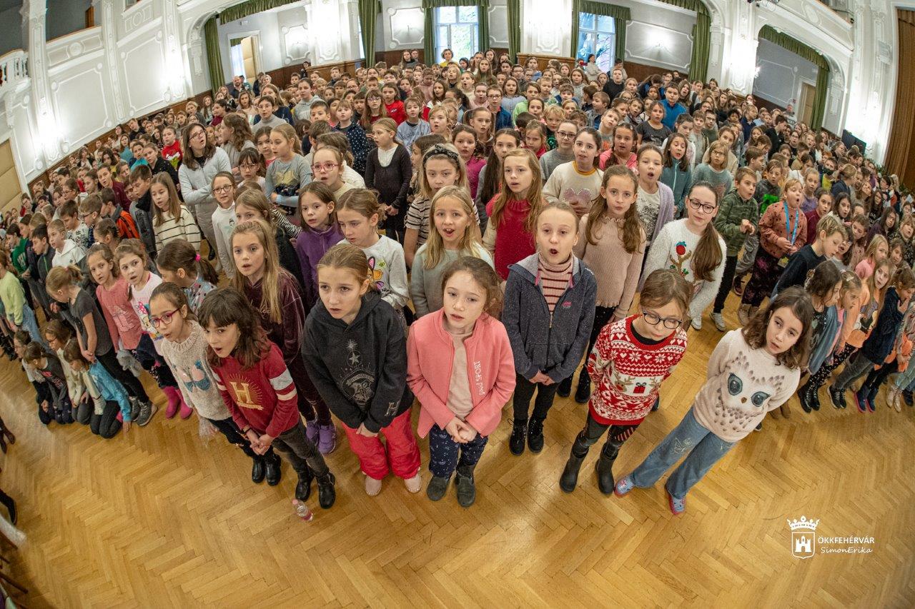 Karácsony csodája – Kisangyalok kara vasárnap az első adventi gyertyagyújtáson