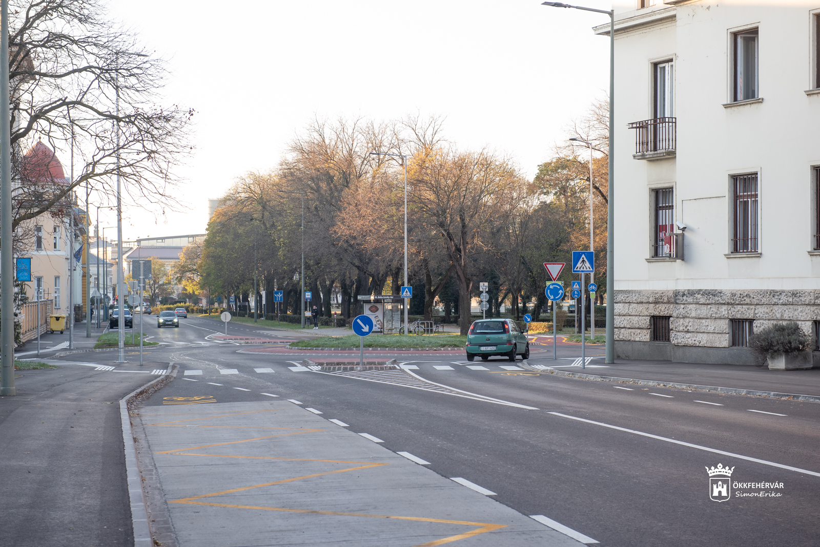 Két új körforgalom, több mint 1300 méter felújított burkolat a Móri úton