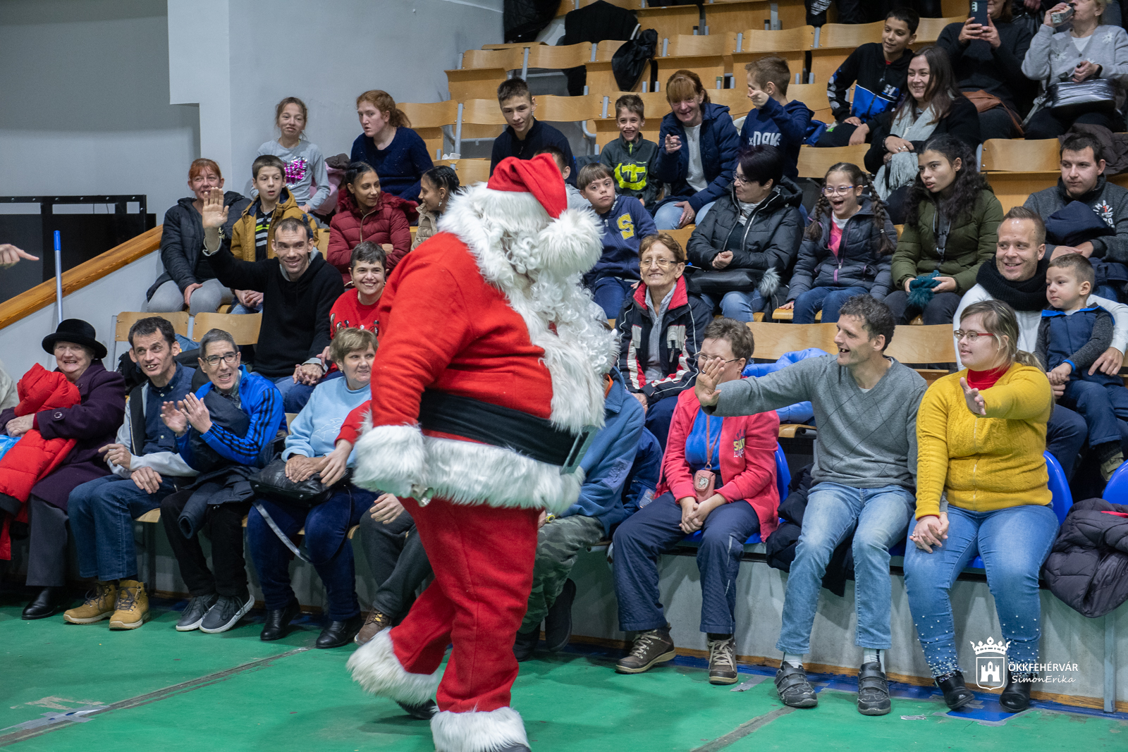 Mindannyian csodák vagytok számunkra! - Mikulás-ünnepséget rendeztek a Sportcsarnokban