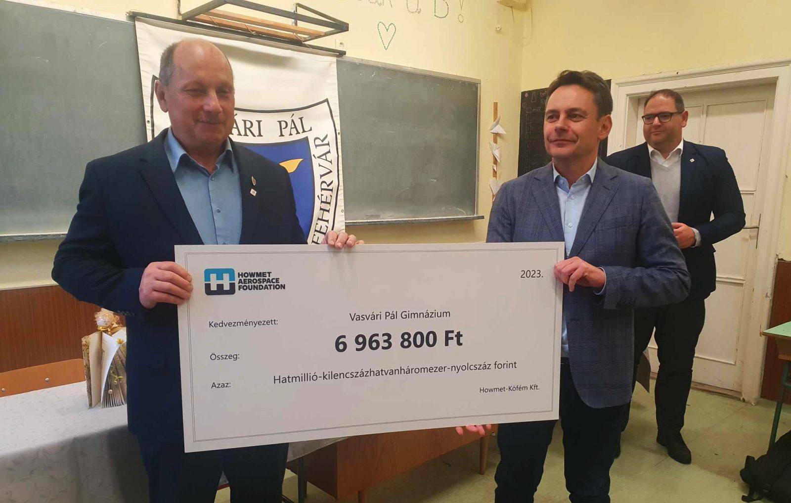 Támogatás a műszaki orientációhoz – újabb csekket vehetett át a Vasvári Gimnázium