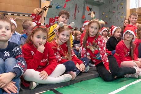 Mikulás-futás a Mikulás-nagykövettel az István Király Általános Iskolában