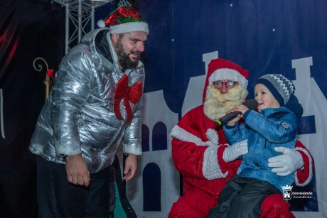 Idén is megérkezett a várva várt Mikulás a Városház térre