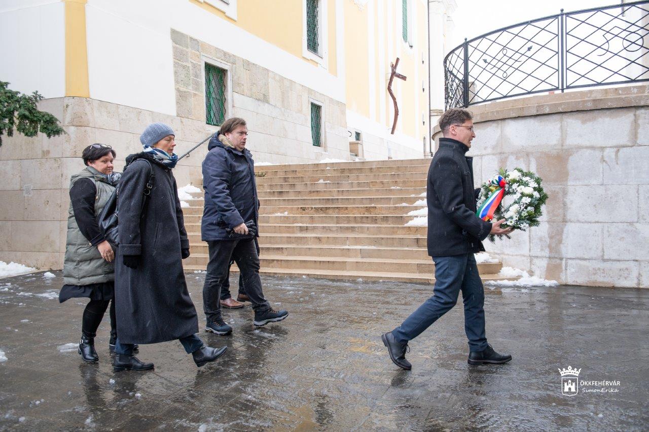 Csendes koszorúzással emlékeztek az ’56-os székesfehérvári asszonytüntetés hőseire