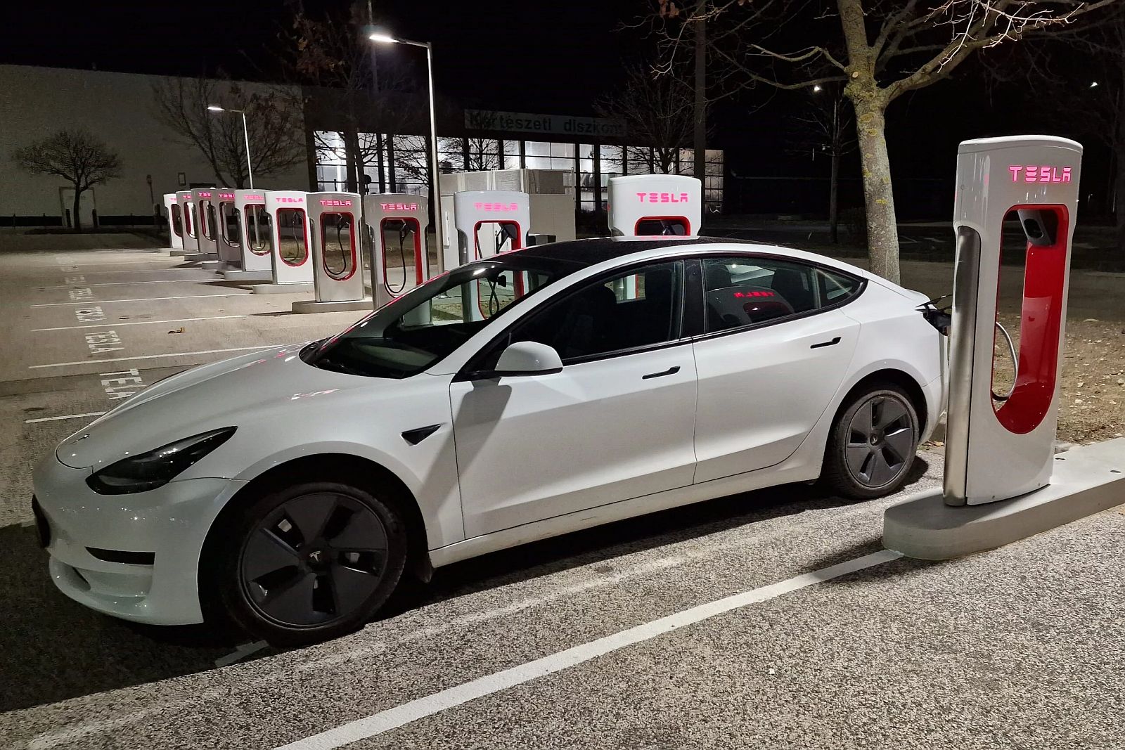 Bekapcsolták Székesfehérváron a 10. magyar Tesla Supercharger állomást