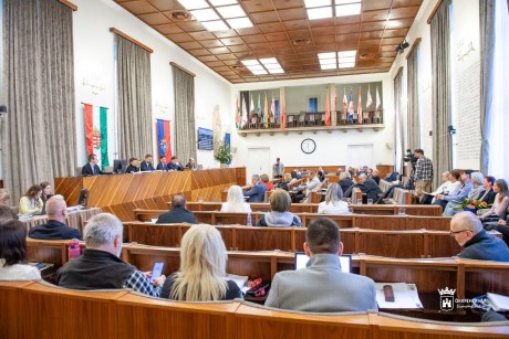 Az időskorúak támogatásának emeléséről és az építményadó csökkentéséről is döntött a közgyűlés