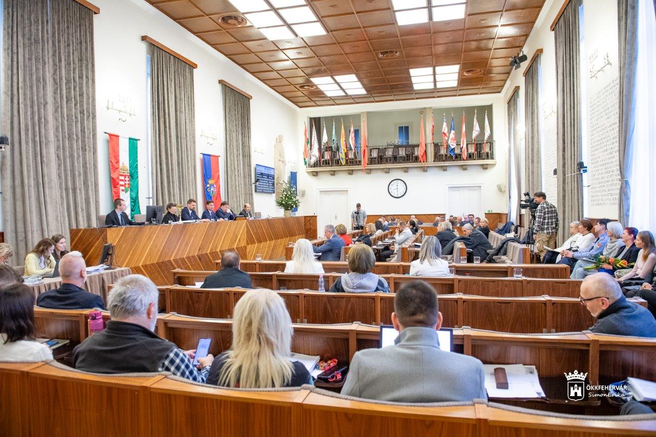 Az időskorúak támogatásának emeléséről és az építményadó csökkentéséről is döntött a közgyűlés