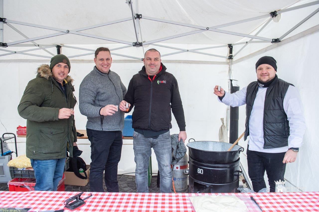 Hagyományteremtő szándékkal rendezett jótékonysági főzést a Lecsófesztivál zsűrije