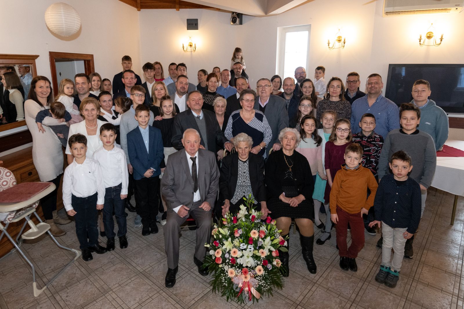 Hit, szeretet, boldogság – népes családja köszöntötte a 95 éves Osztotics Istvánné Maris néni