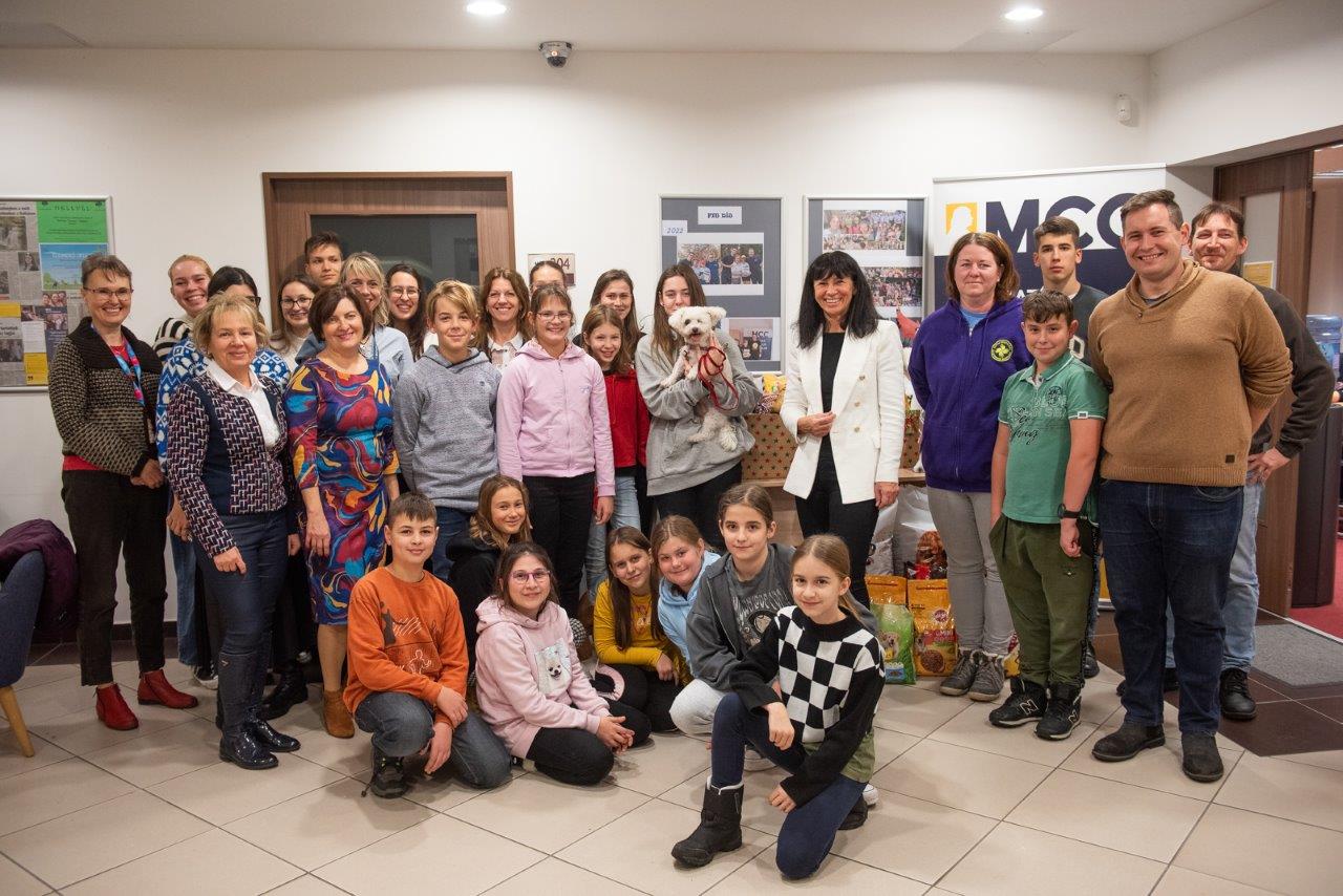 Diákok adománya az ASKA Állatmenhely négylábúinak