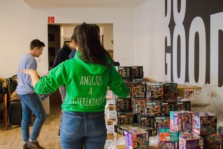 Ajándék LEGO készletek a kórházban lévő gyerekeknek az Amigóktól