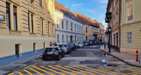 Aszfaltozás miatt forgalomkorlátozás lesz hétfőn a Táncsics utcában