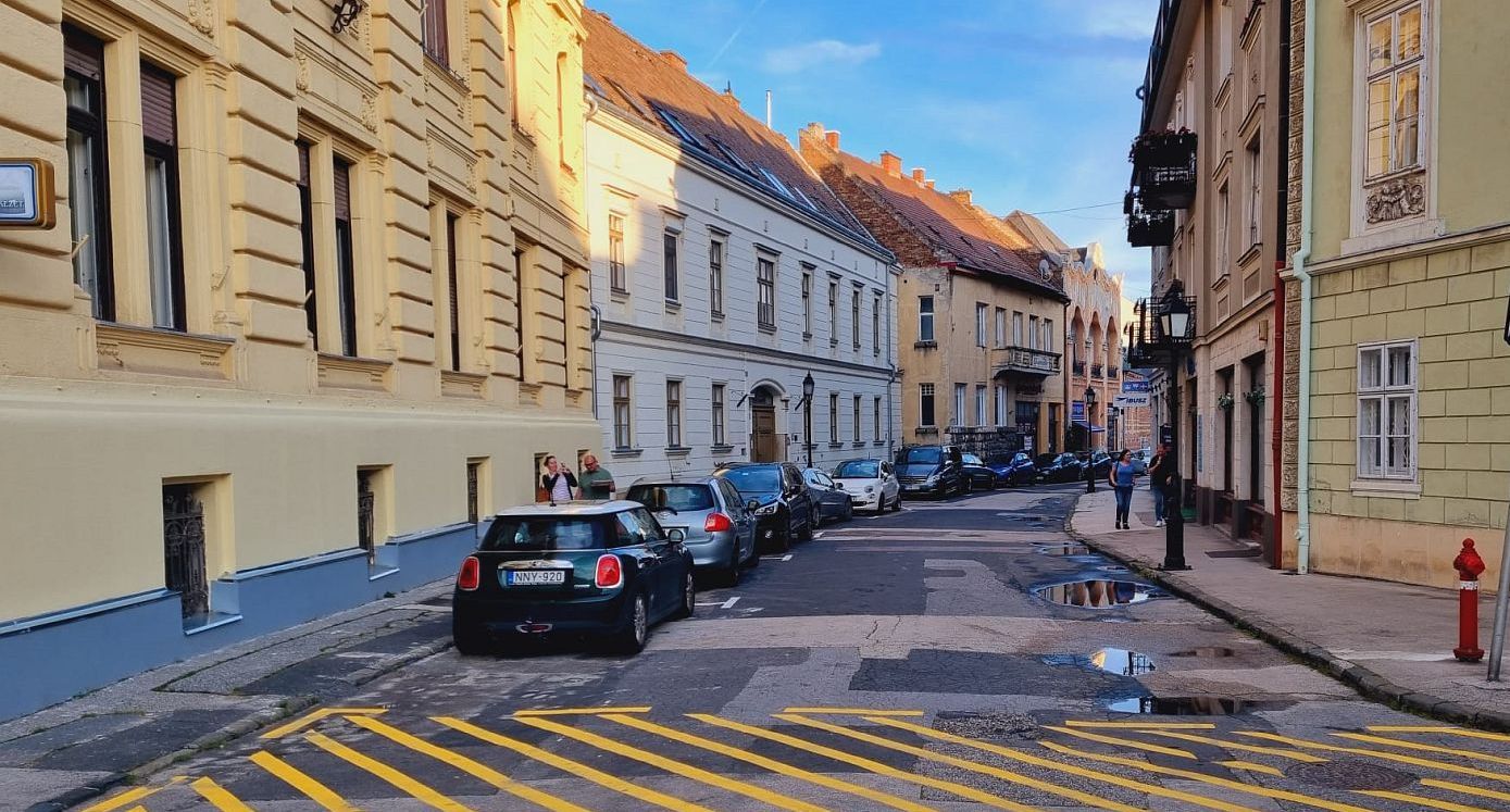 Aszfaltozás miatt forgalomkorlátozás lesz hétfőn a Táncsics utcában