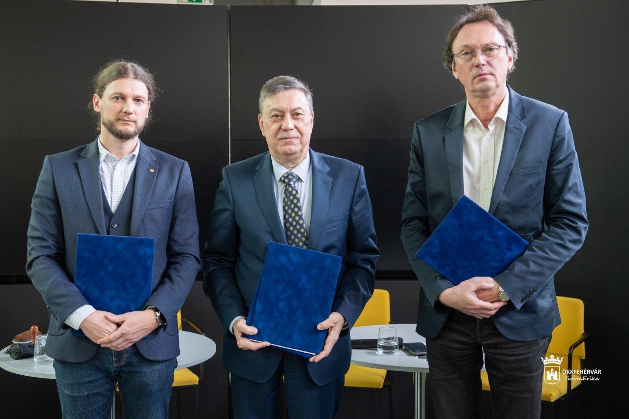 Együttműködést kötött a Kodolányi, a Szent István Király Múzeum és a Városi Levéltár