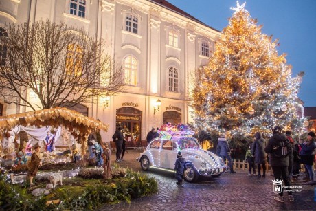 Fényfüzérrel ékesített Volkswagen Bogár érkezett a Városház térre