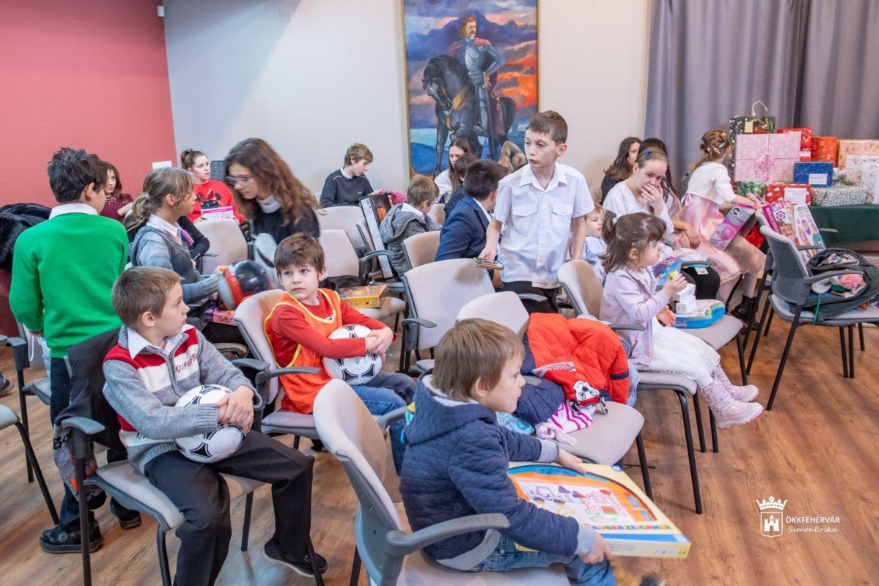 Sütemények és játékok teszik szebbé két intézmény lakóinak karácsonyát