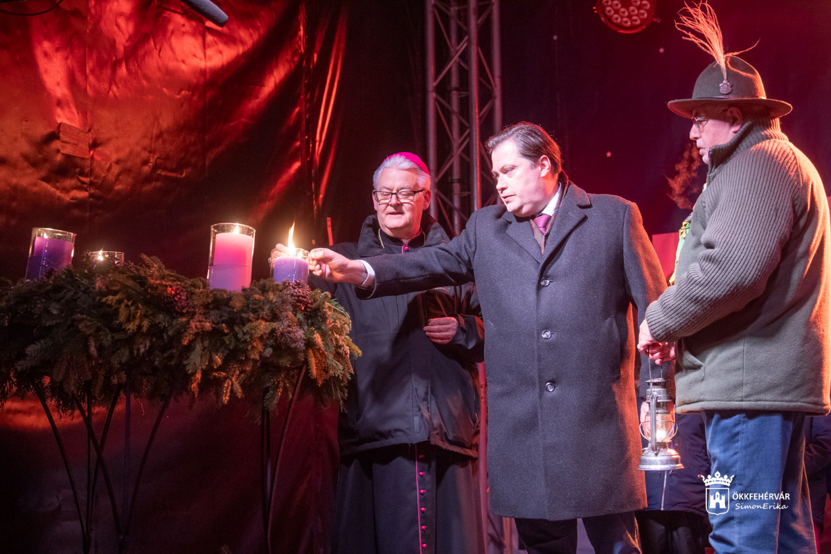 Fellobbant a szeretet lángja Székesfehérvár adventi koszorúján