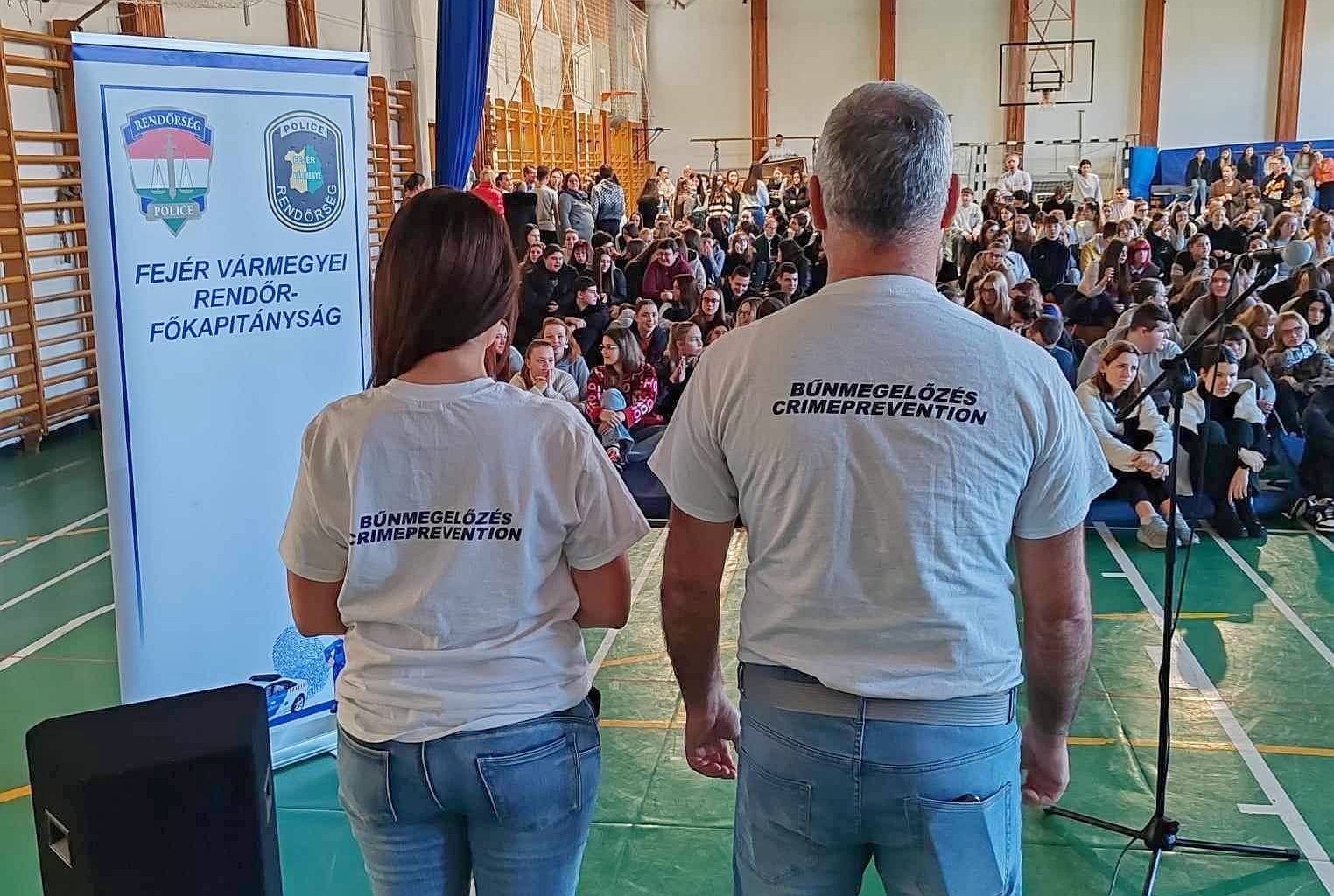 Bűnmegelőzési tanácsok bugátos fiataloknak a vármegye rendőreitől