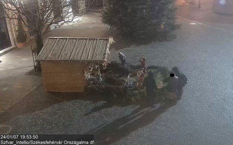 Vasárnap este ellopták a városi betlehem egyik bárányát - rögzítette a fiatalokat a kamera