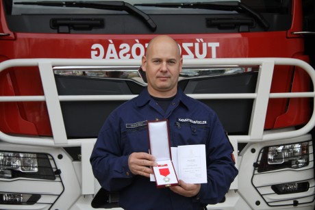 Szolgálati jelet kapott Huszár Zsolt tűzoltó törzszászlós, aki húsz éve szerelt fel Fehérváron