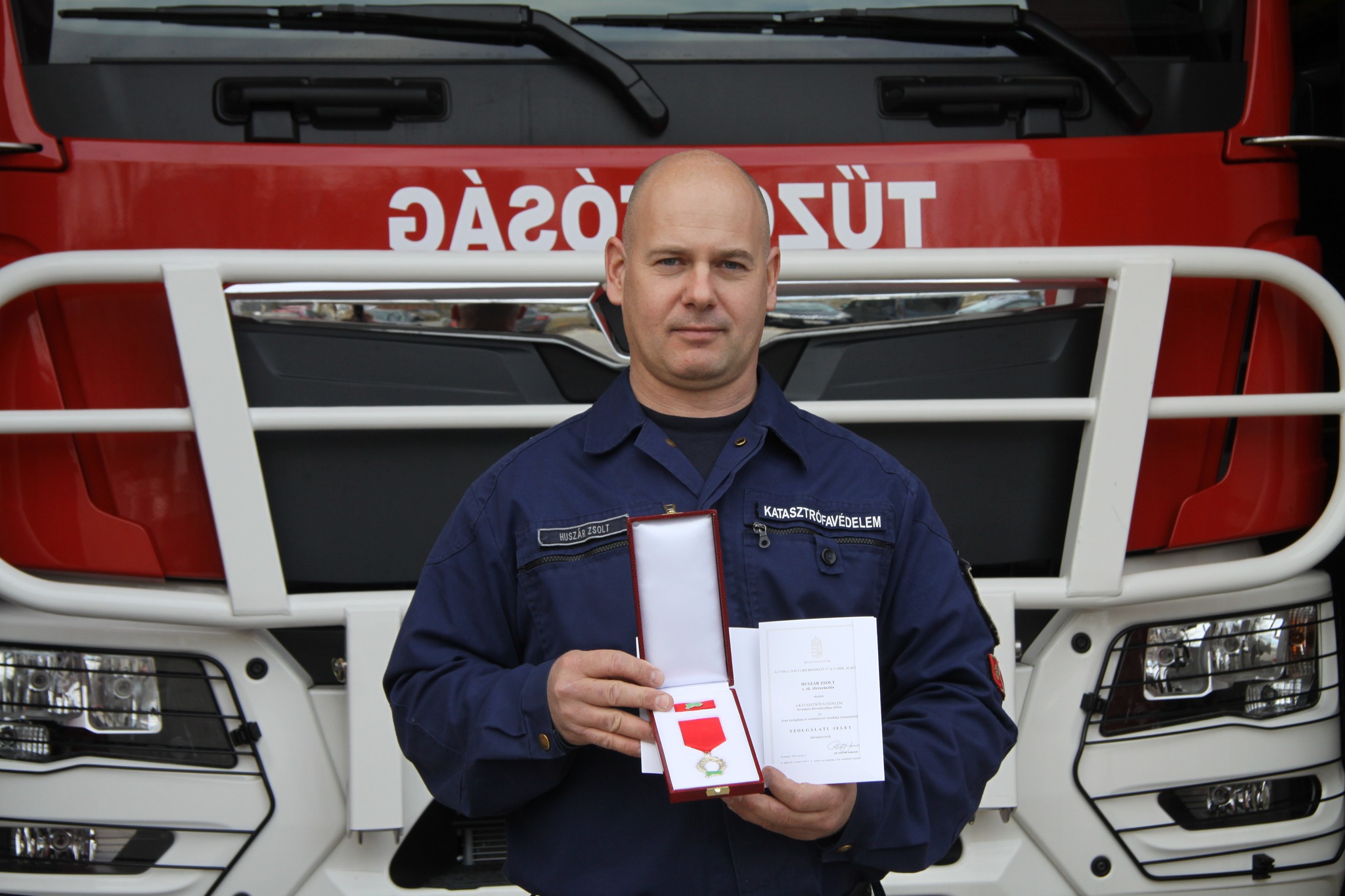 Szolgálati jelet kapott Huszár Zsolt tűzoltó törzszászlós, aki húsz éve szerelt fel Fehérváron
