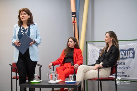 Két Fanni - beszélgetős műsor a Vitál Klub székházában