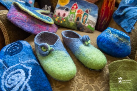 Ahol a míves munkák mellett barátságok is születnek – szakkörök és kiállítás a fehérvári kézművesekkel