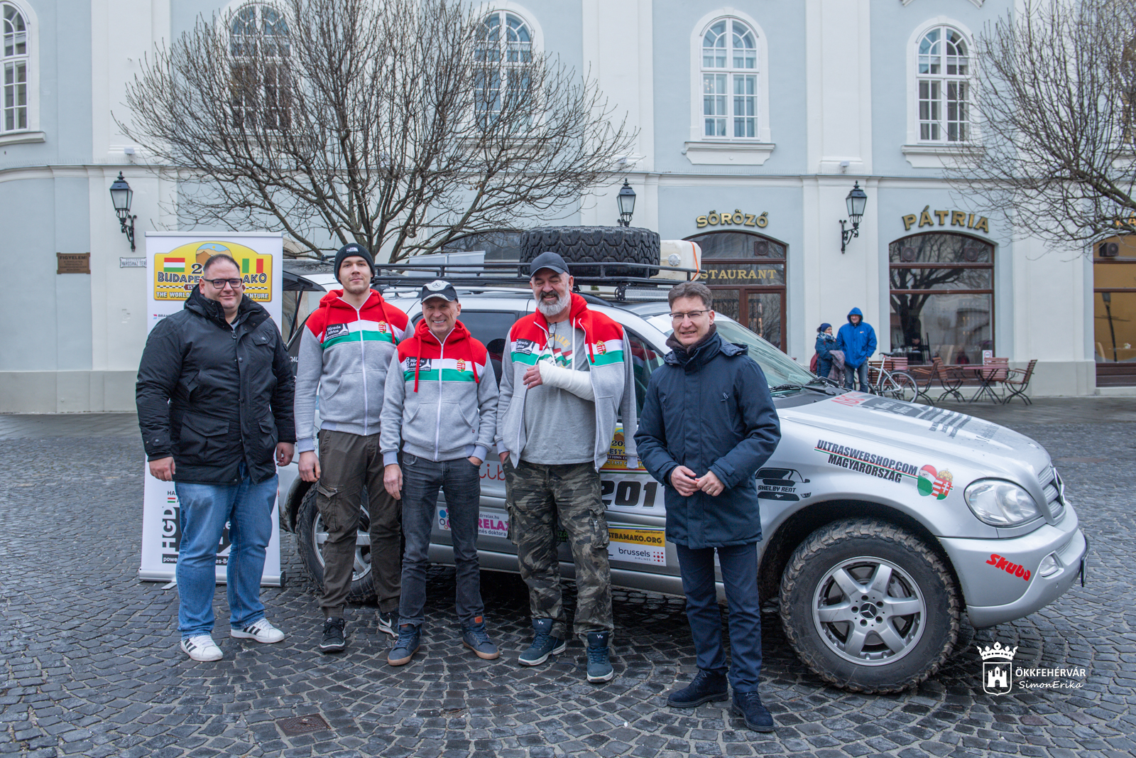 A város matricája is felkerült a székesfehérvári Bamako-s rallyautóra