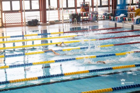 Több száz gyerekkel rajtolt el az Úszó Diákolimpia városi döntője