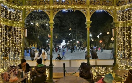 A hétvégén még kíváló jégen csúszhatunk a Kori Ligetben