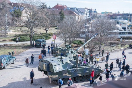 A legmodernebb önjáró löveg - katonai toborzás a belvárosban