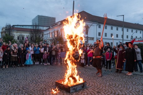 Vidám farsangi felvonulás és tánc után söprűzték ki a telet Fehérvárról