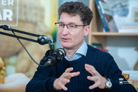 Óvatos optimizmus, stabilitás, fejlődés – podcast a 2024-es költségvetésről Székesfehérvár polgármesterével