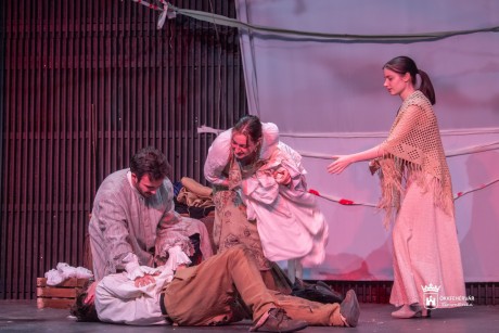 Kurázsi a javából - Brecht dráma a Fejér Holló Diákszínpad előadásában