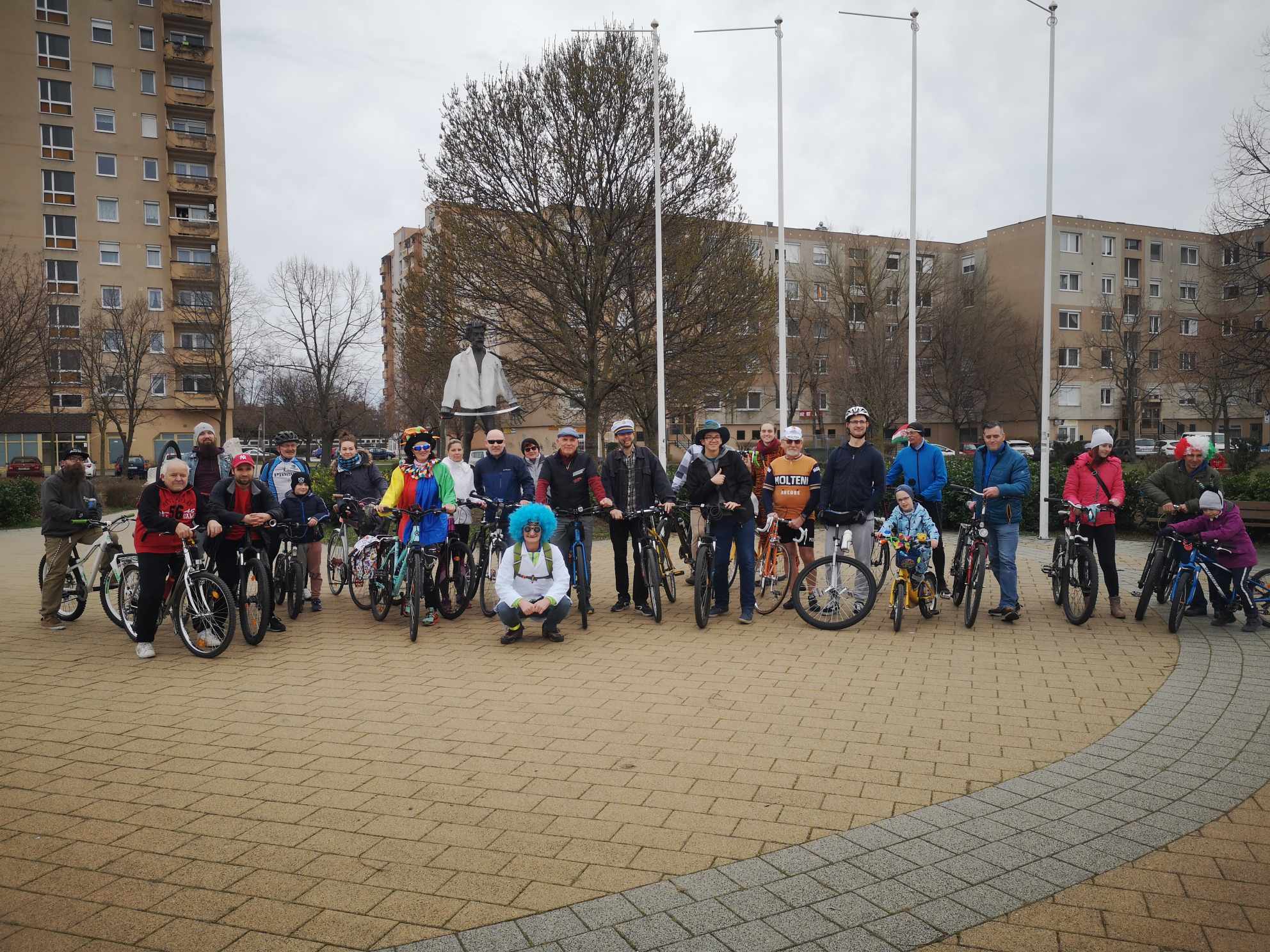 Együtt száguldott az őrült professzor, a bohóc és a kis tigris, nagy biciklivel