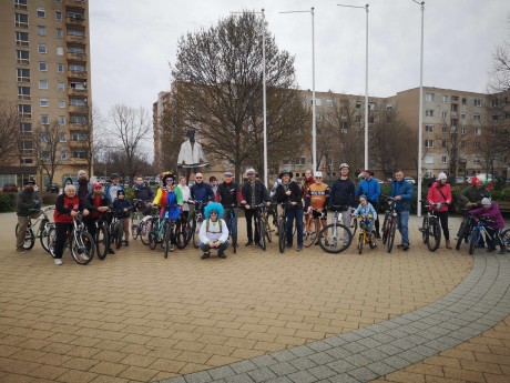 Együtt száguldott az őrült professzor, a bohóc és a kis tigris, nagy biciklivel