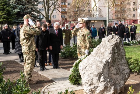 A kommunizmus áldozataira emlékeztek Székesfehérváron, az Ötvenhatosok terén