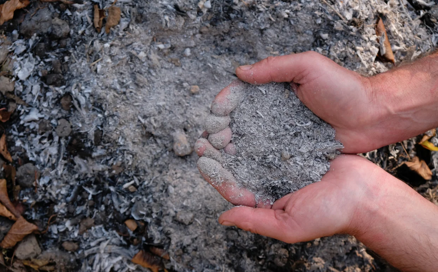 Hamu hulladék - csak kihűlt állapotban és bezsákolva