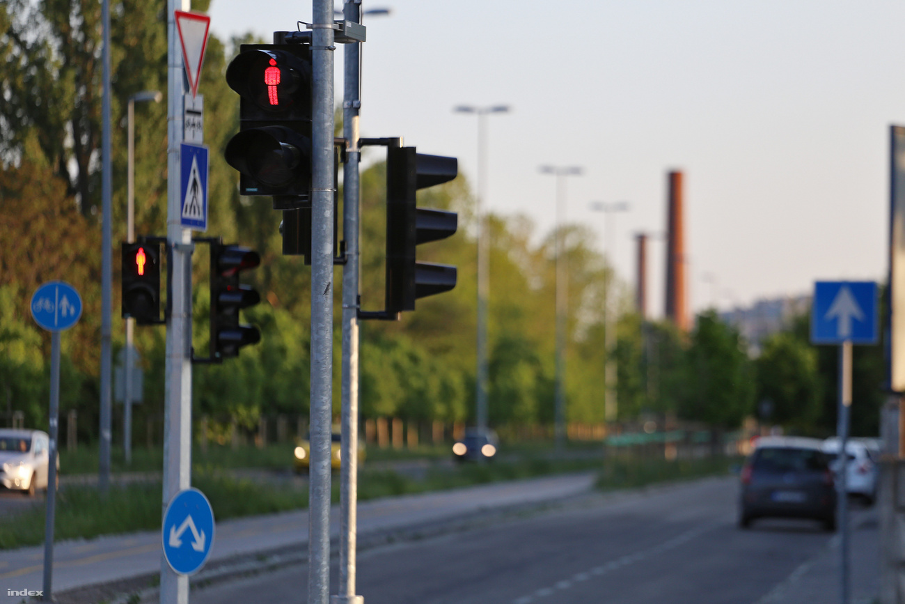 Részegen tolta a babakocsit a piros lámpán Székesfehérváron