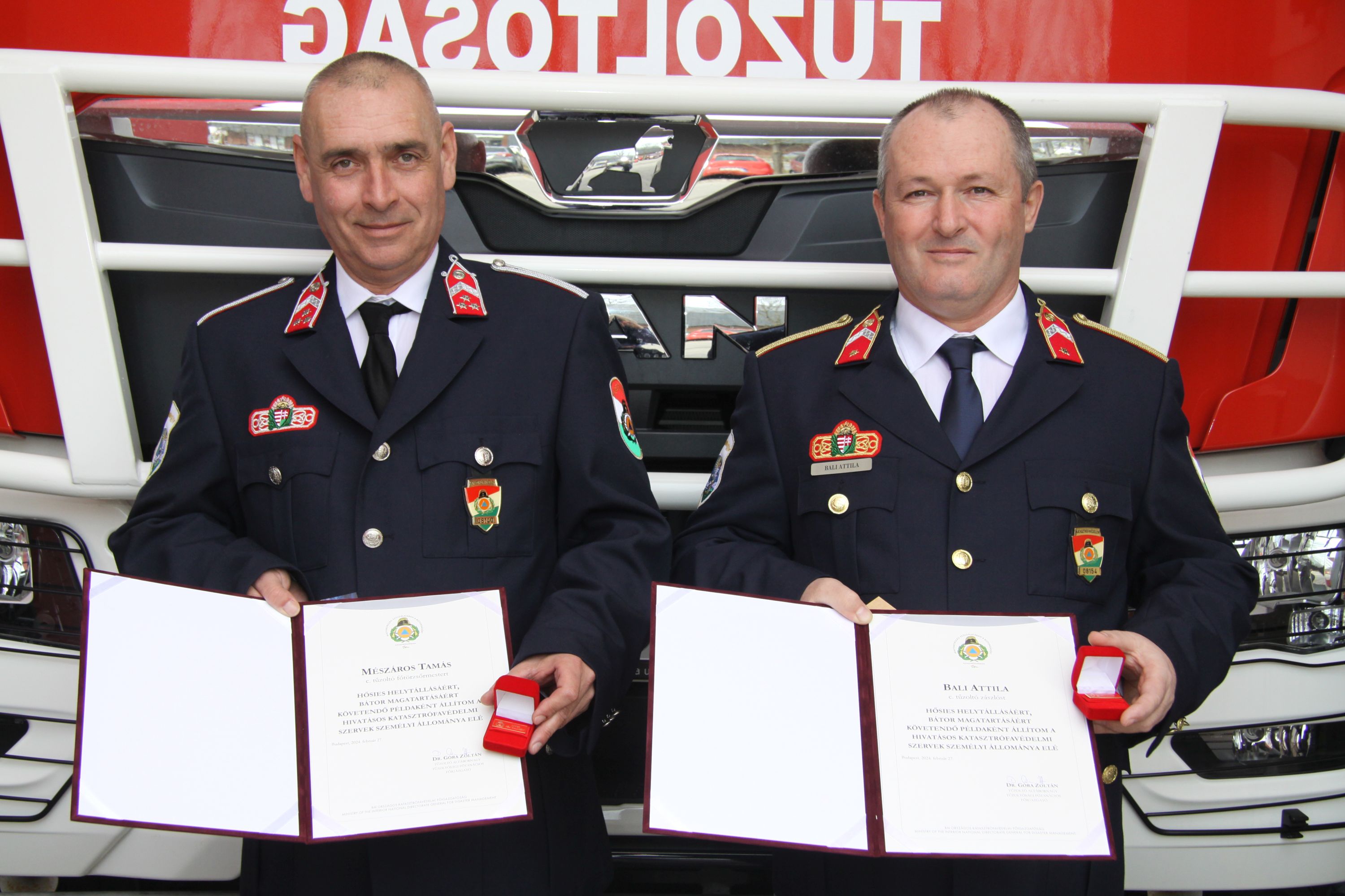 Elismerés a hősies helytállásért - székesfehérvári tűzoltókat tüntettek ki