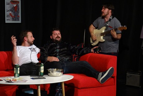 Fekete komédiával, abszurddal és mágikus showműsorral indul a tavasz első hónapja az Igézőben