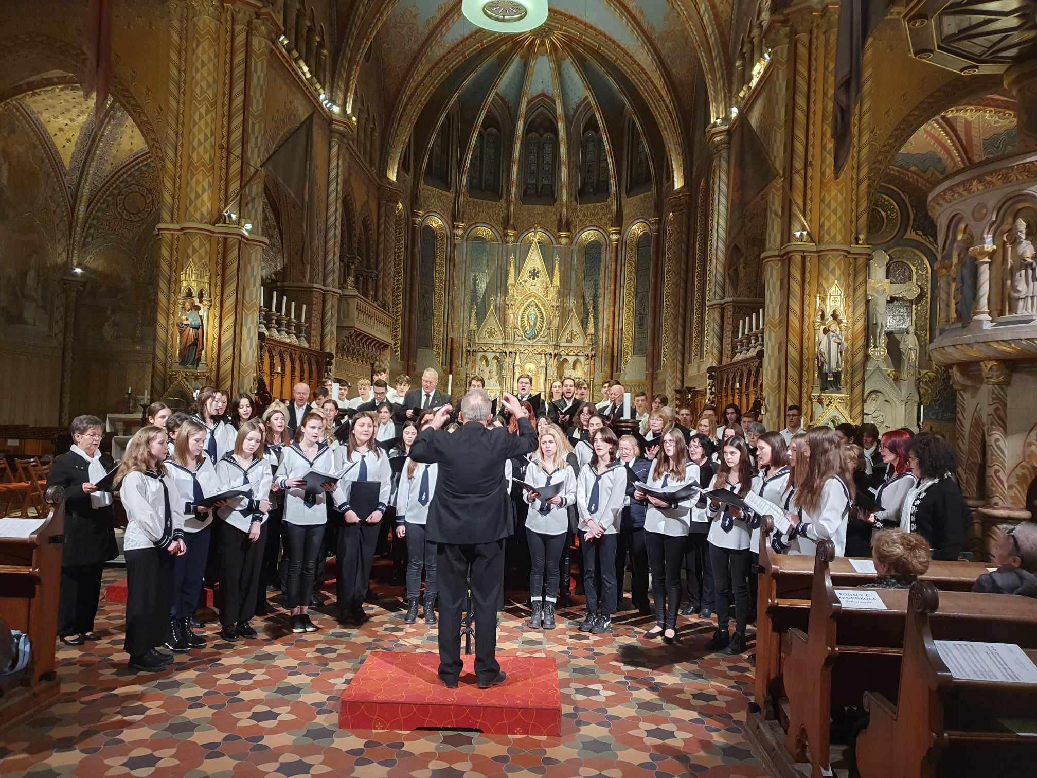 Tisztelgés Kodály előtt - a Mátyás-templomban énekelt a Kodály Gimnázium Vegyeskara és az Alba Regia Vegyeskar