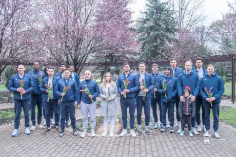 Nőnapi köszöntés a kórházban - az Alba kosarasai vittek virágot