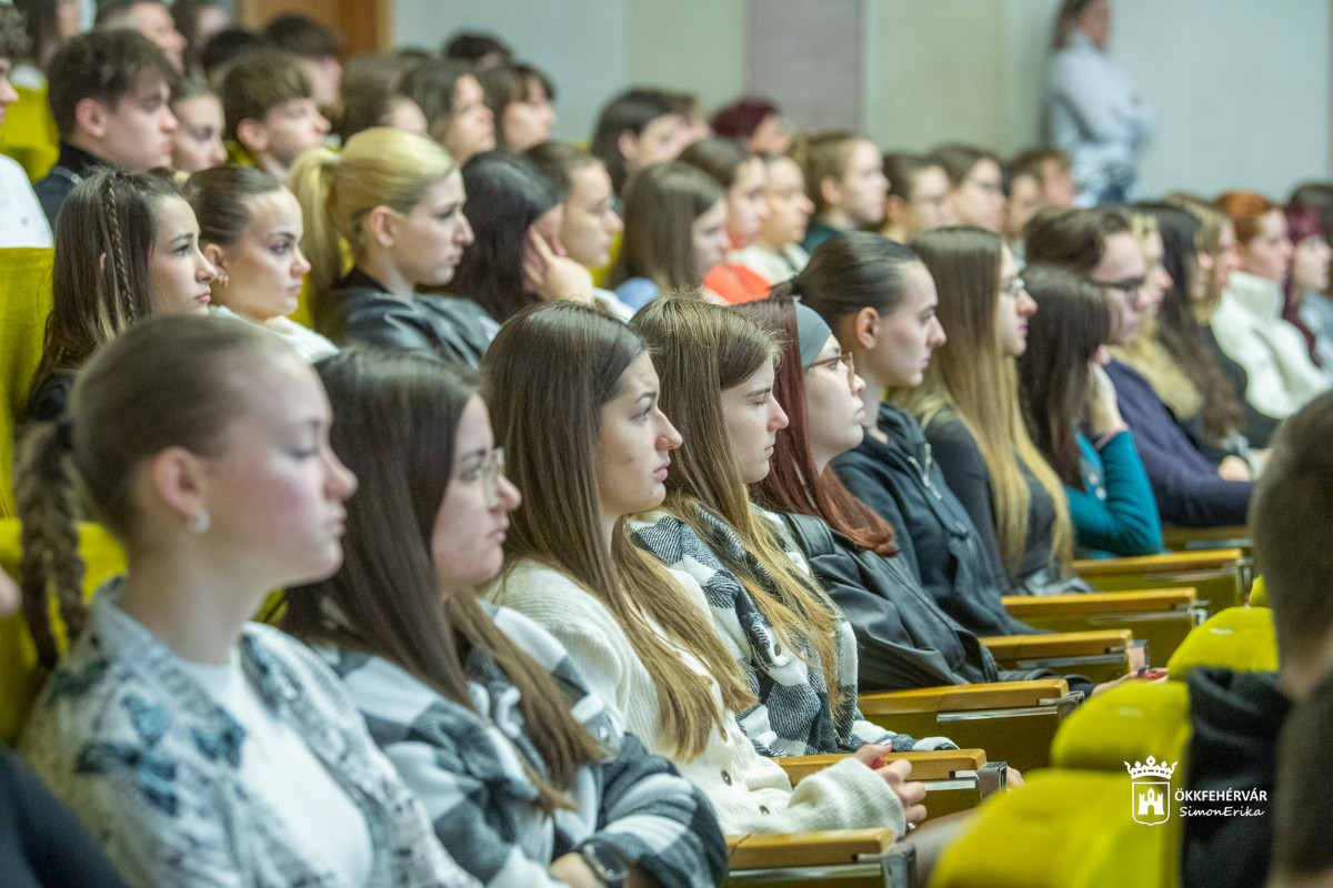 Újjáéledő hagyomány a Kodolányi János Egyetemen – névadójára emlékezett az intézmény