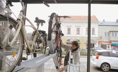 Nézze meg videón, hogyan lehet könnyedén használni az új, fedett biciklitárolókat