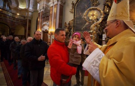 Az édesapákat áldja meg Szent József ünnepnapján a fehérvári püspök
