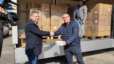 Százezer maszkot adományozott a kórháznak az Ivanics csoport