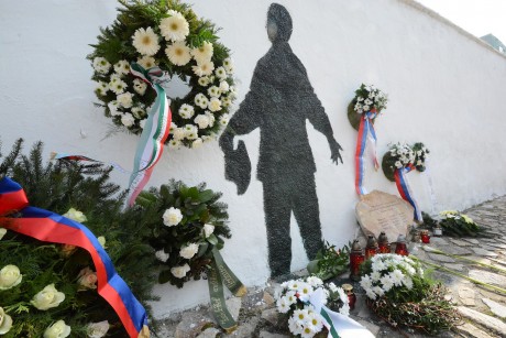 Koszorúzással és misével emlékeznek a háború Rác utcai áldozataira