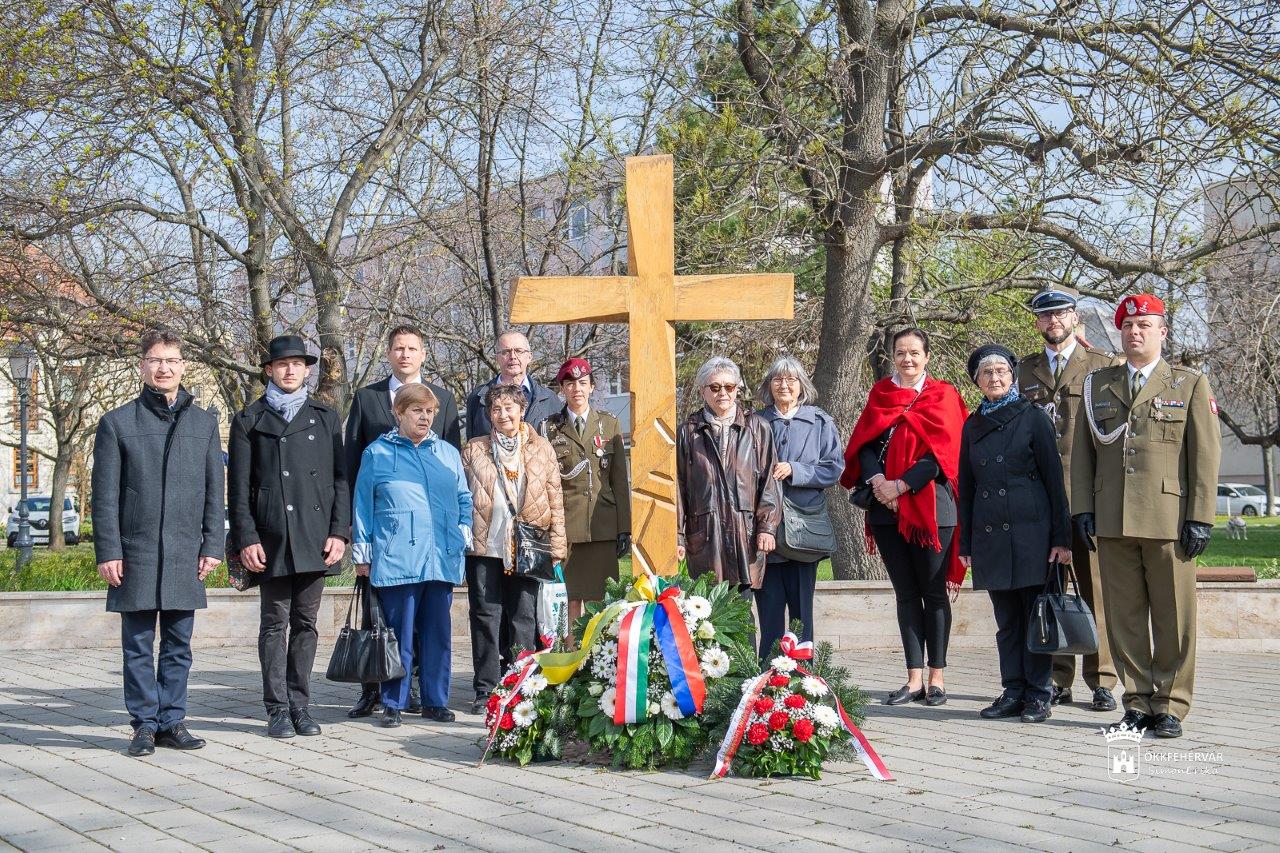 A magyar-lengyel barátság napja alkalmából koszorúztak a Katyn Emlékkeresztnél