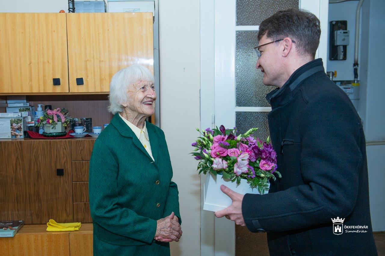 Mosolyogni kell, nem keseregni! – a 100 éves Baumkirchner Erzsébetet köszöntötték