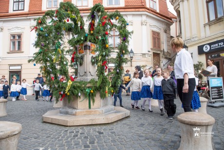 Tizedik alkalommal adták át az ünnepi Tojáskutat a Liszt Ferenc utcában